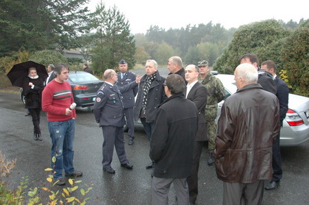 Ministr obrany s hejtmanem kraje na prohlídce areálu v Líních