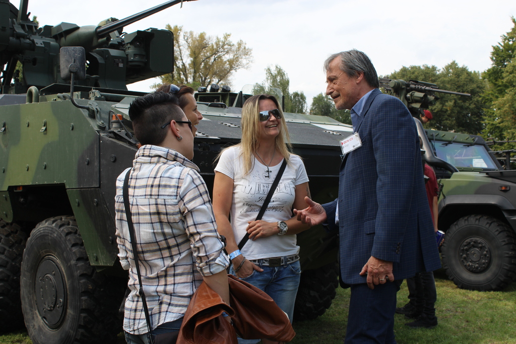 Ministr obrany se setkával s návštěvníky a rád si s nimi popovídal