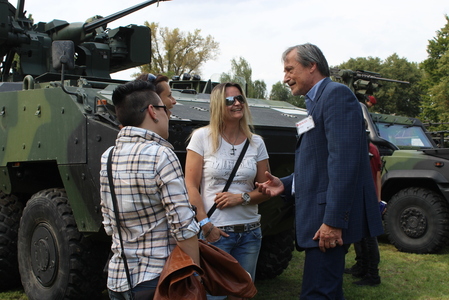 Ministr obrany se setkával s návštěvníky a rád si s nimi popovídal