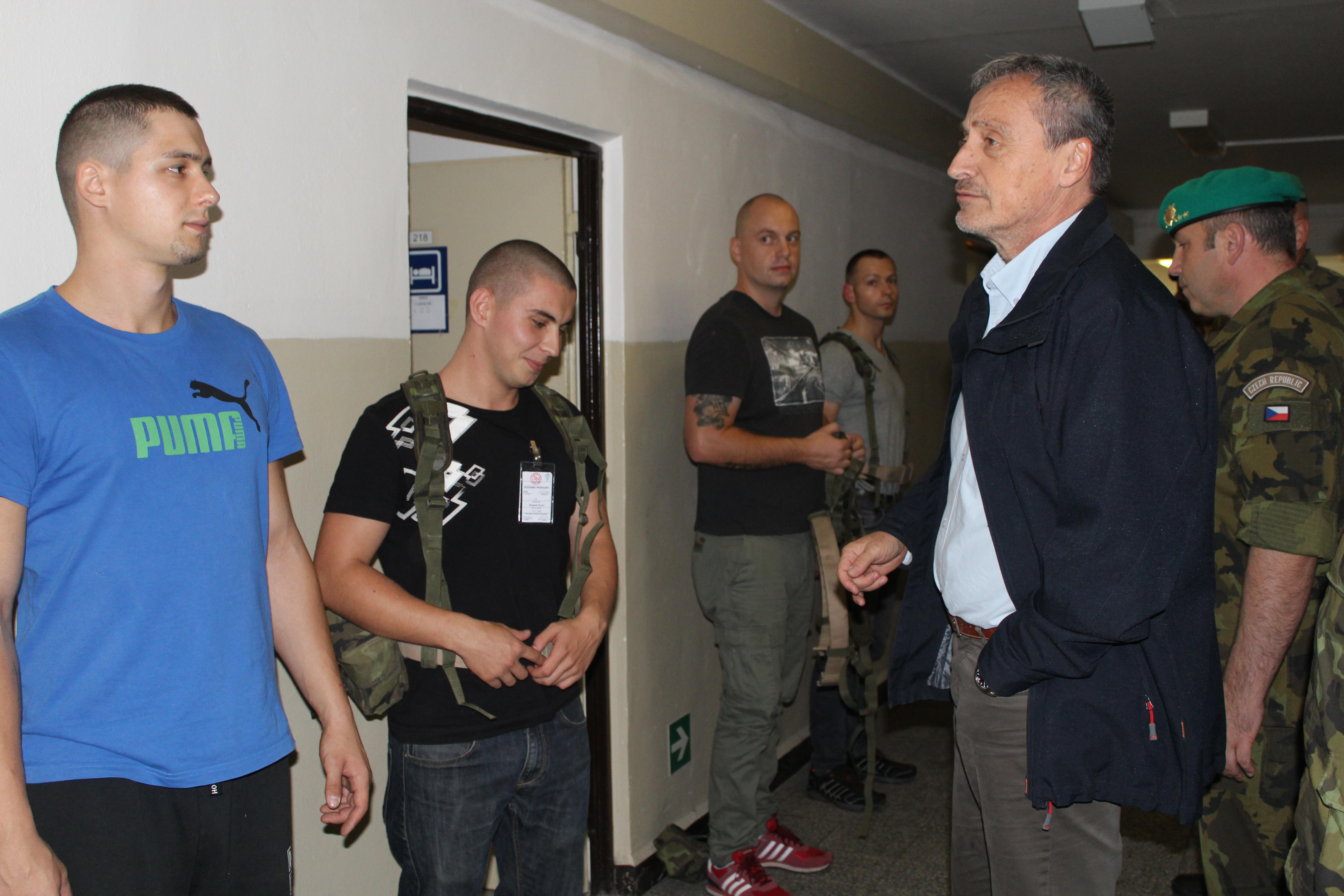 Ministr obrany si prohlédl i ubytovnu nových rekrutů