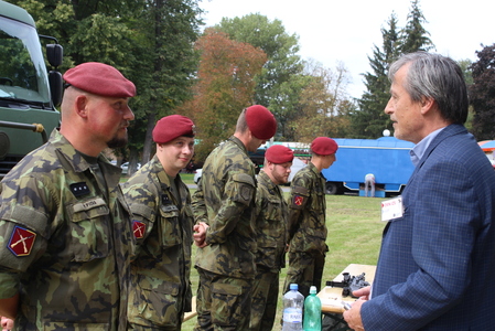 Ministr Stropnický navštívil vojáky a záchranáře na Výstavišti v Holešovicích