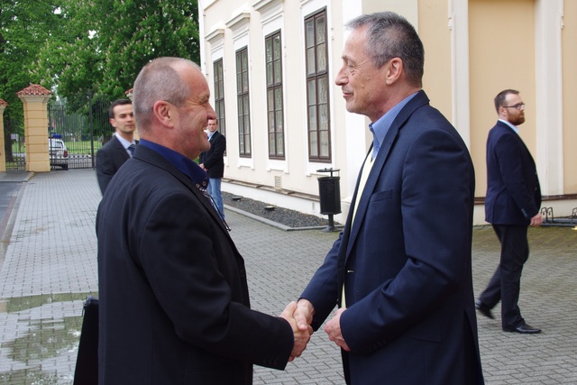Ministr obrany Martin Stropnický vítá na zámku v Liblicích ministra obrany Slovenska Petera Gajdoše