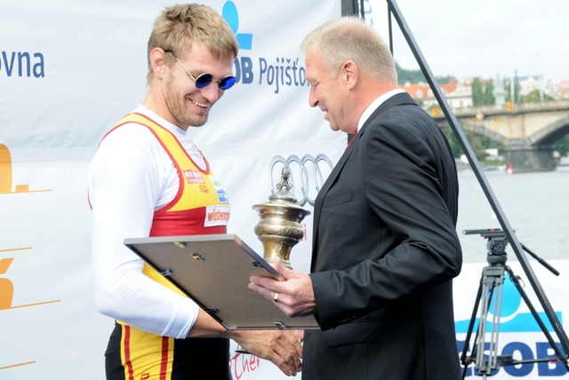 Ministr Picek gratuluje a předává cenu Synkovi