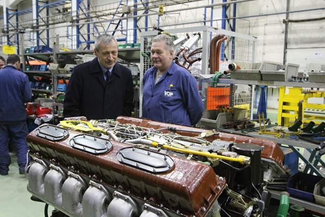 Ministr při debatě se zaměstnanci