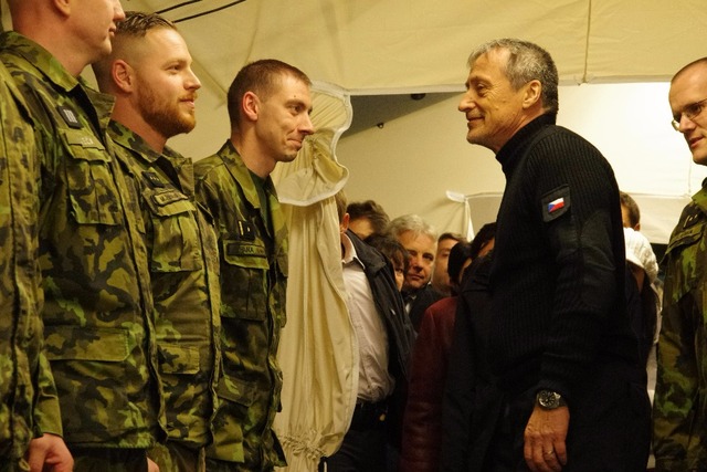 Ministr při ukázce polní nemocnice ve Slovinsku