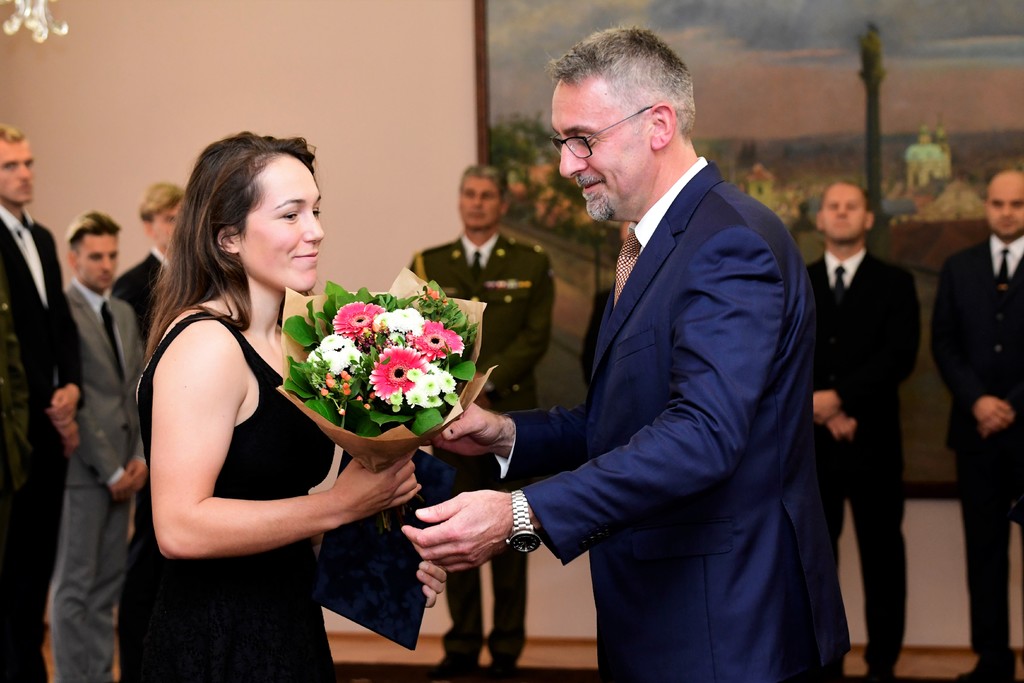 Ministr s mistryní světa ve vodním slalomu Terezou Fišerovou