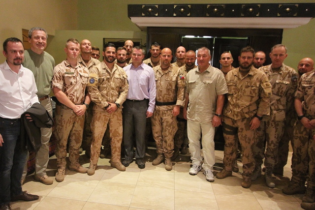 Ministr s vojáky a hosty