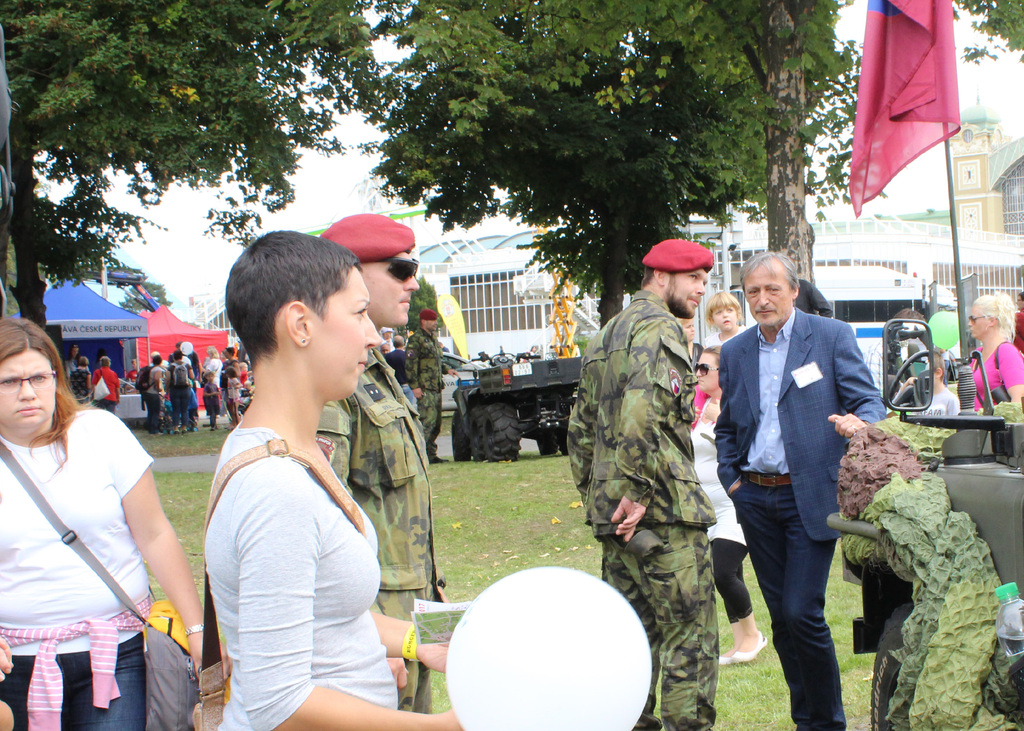 Ministr si prohlížel vystavenou techniku