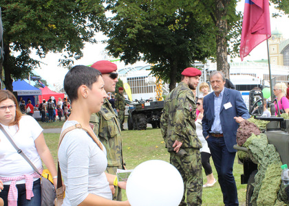 Ministr si prohlížel vystavenou techniku