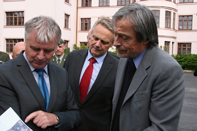 Ministr si prohlíží plány kasáren