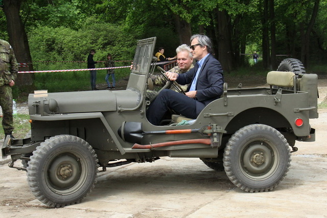 ministr si sám vyzkoušel jízdu v jeepu po nové dráze