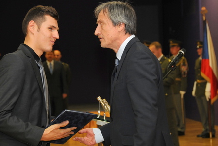 Ministr obrany Stropnický ocenil medailisty z armádního centra Dukla