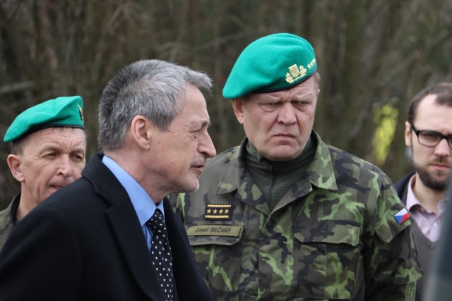 Ministr Stropnický a generál Bečvář