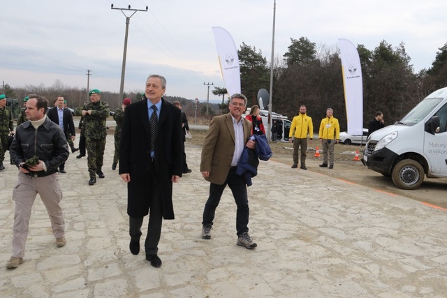 Ministr Stropnický a náměstek Kuchta přicházejí na prezentaci