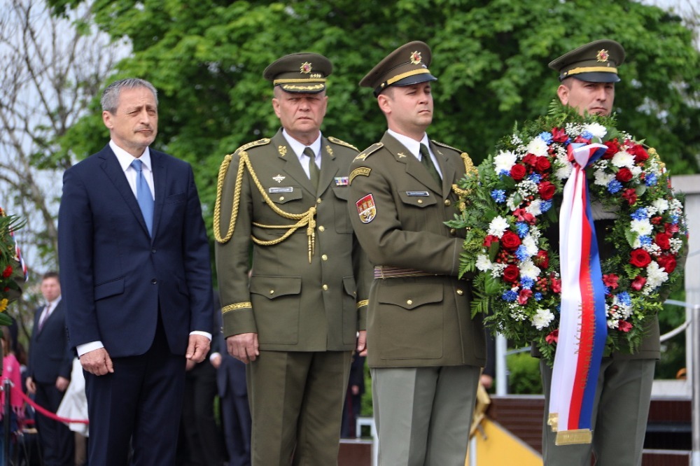 Ministr Stropnický a NGŠ AČR armádní generál Josef Bečvář kladou věnce