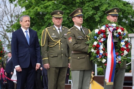 Ministr Stropnický a NGŠ AČR armádní generál Josef Bečvář kladou věnce