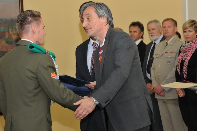 Ministr Stropnický gratuluje prap. Pavlu Maslákovi