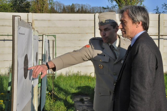 Ministr Stropnický kontroluje svoji úspěšnost po střelbě z malorážní pistole
