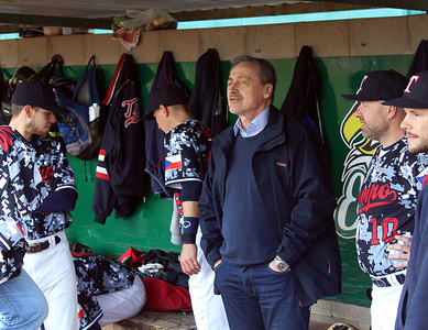 Ministr Stropnický mezi hráči klubu Tempo Titans Prahy