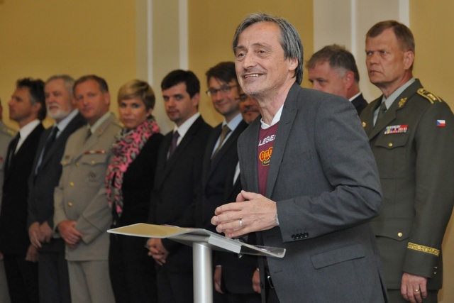 Ministr Stropnický přivítal sportovce Dukly stylově, pod sako si oblékl dres s logem Dukly Praha.