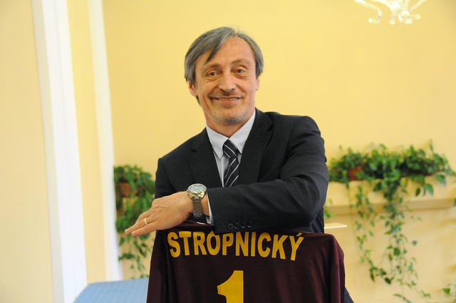 Ministr Stropnický s tričkem