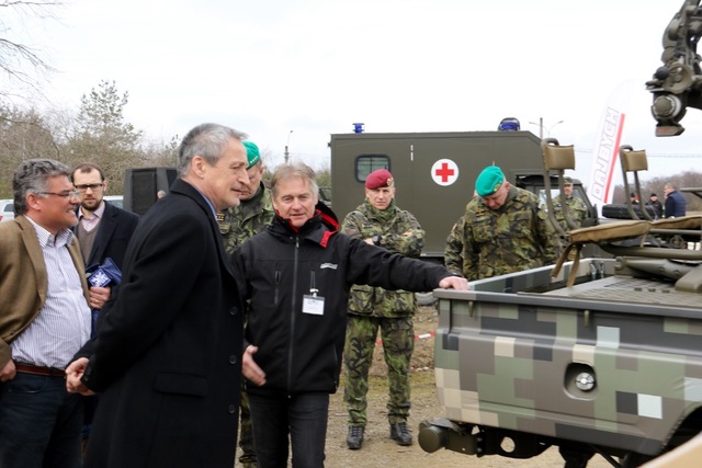 Ministr Stropnický se seznamuje s vozidly (1)