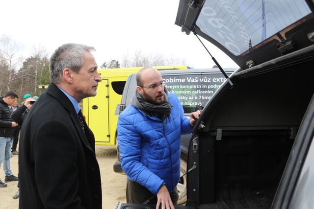 Ministr Stropnický se seznamuje s vozidly (2)