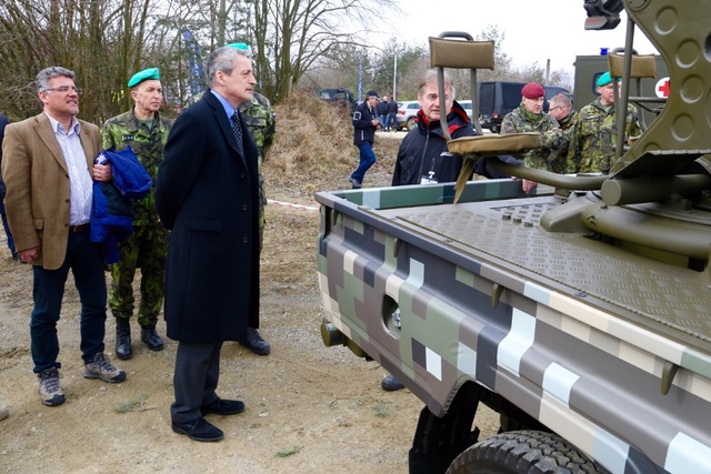 Ministr Stropnický se seznamuje s vozidly (3)