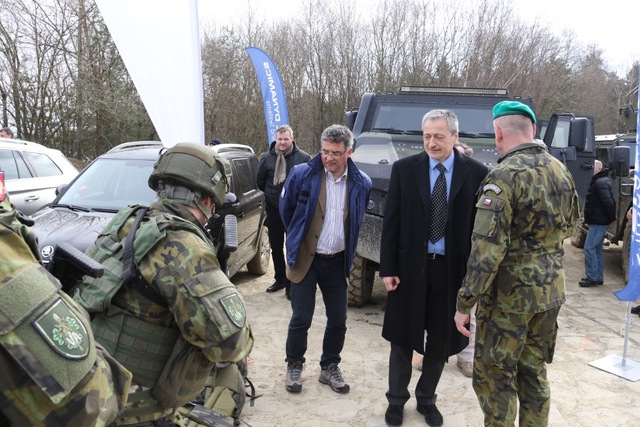 Ministr Stropnický se seznamuje s vozidly (4)