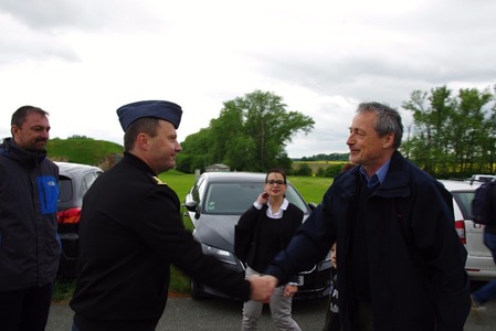 Ministr Martin Stropnický se zdraví s velitelem základny plk. Petrem Tománkem