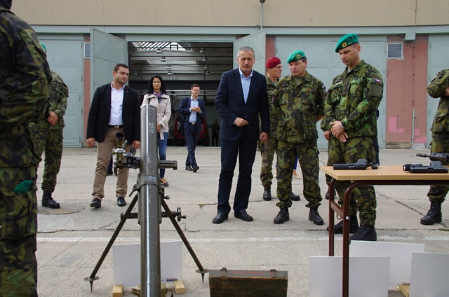 Ministr Stropnický si prohlíží techniku praporu