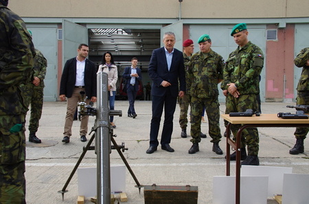 Ministr Stropnický si prohlíží techniku praporu