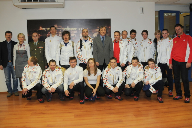 Ministr Stropnický s olympioniky a trenéry Dukly, ředitelem ASC Dukla plk. Priščákem, Kateřinou Bartošovou, Kateřinou Neumannovou, a šéftrenérem Dukly Liberec Georgievem