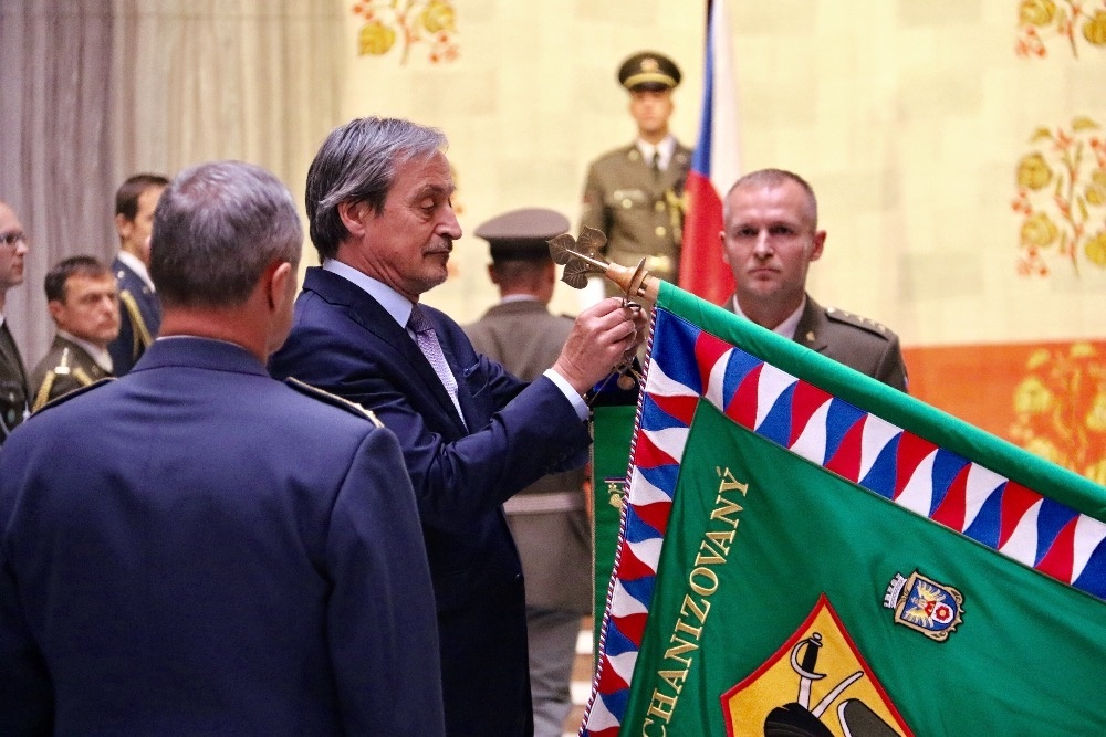 Ministr umisťuje bojovou stuhu na prapor 71. mechanizovaného praporu