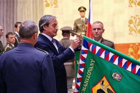 Ministr umisťuje bojovou stuhu na prapor 71. mechanizovaného praporu