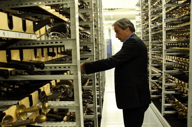 Ministr Stropnický v depozitáři