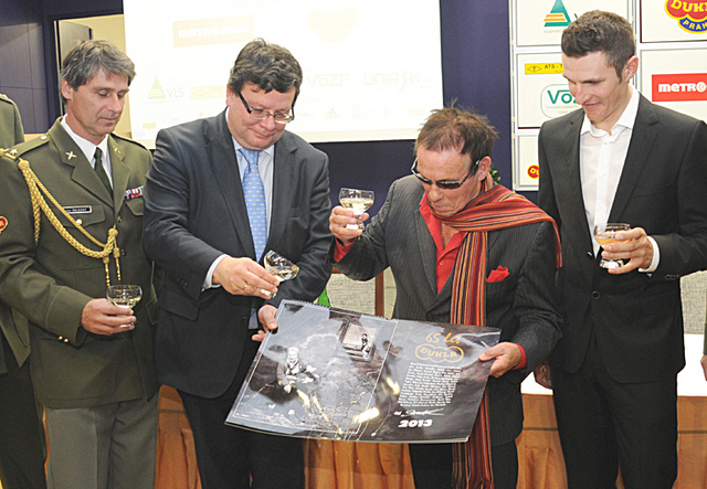 Ministr Vondra a fotograf Saudek křtí kalendáře DUKLA 2013