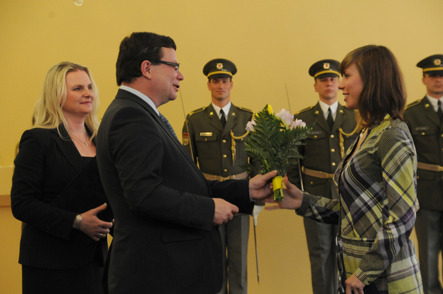 Ministr Vondra gratuluje juniorské mistryni světa Evě Samkové
