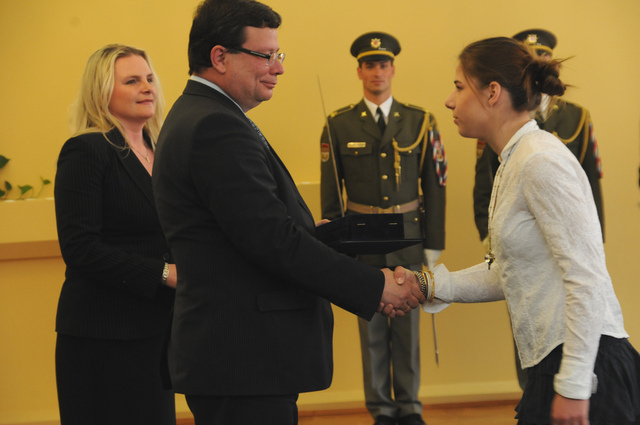 Ministr Vondra předává věcný dar a květiny juniorce Ester Ledecké