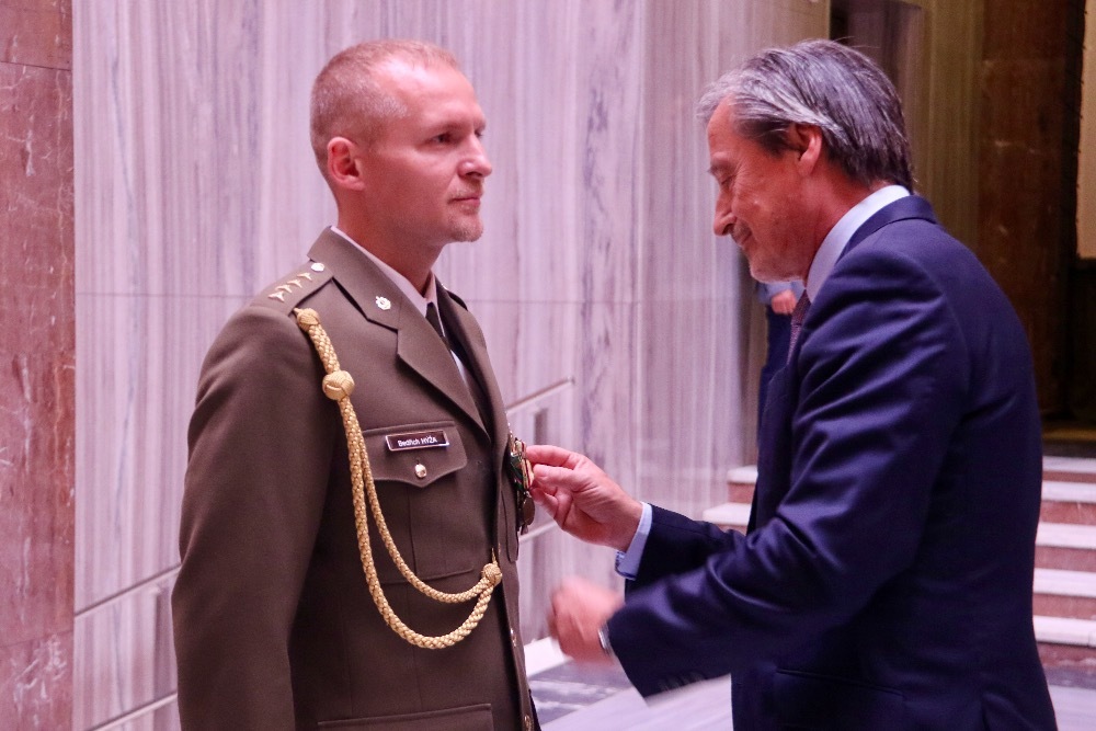 Ministr vyznamenává kapitána Bedřicha Hýžu