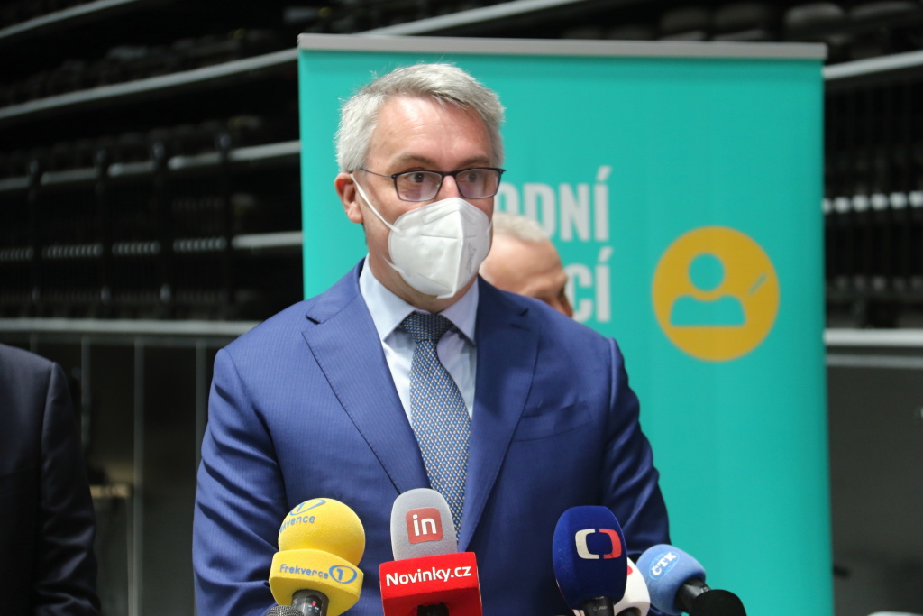 Ministr obrany Lubomír Metnar poděkoval za hladký průběh výstavby.