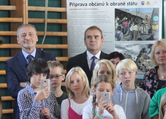 Ministra obrany se společně s vedením gymnázia i s jeho posluchači podíval na ukázky bojového umění vojáků