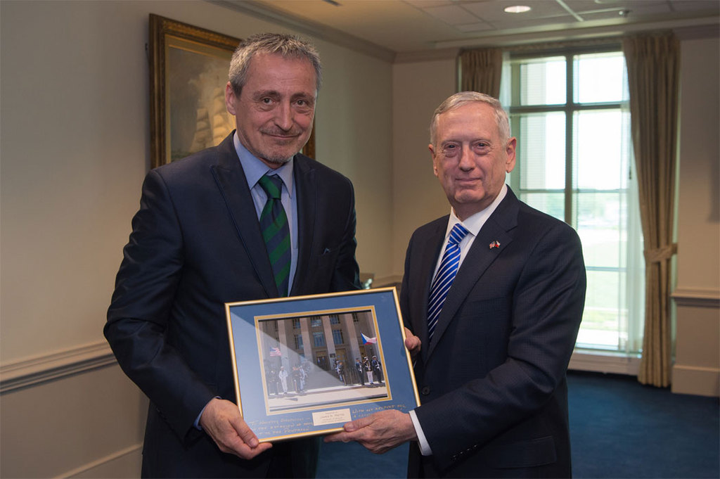 Ministři Martin Stropnický a James Mattis