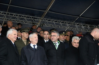 Ministr obrany Lubomír Metnar a jeho americký protějšek James Mattis na čestné tribuně