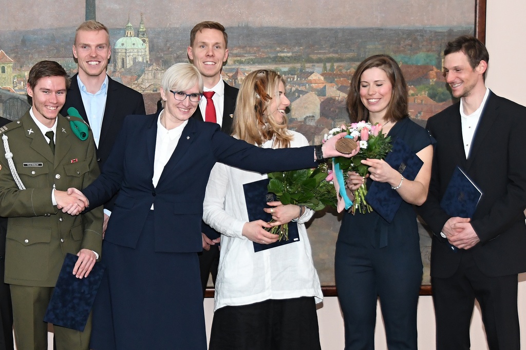 Ministryně obrany Karla Šlechtová gratuluje medailistům zimní sezony 2018