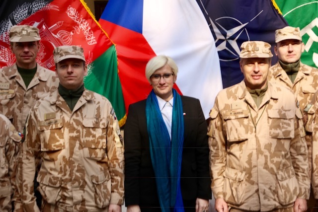 Ministryně obrany Karla Šlechtová na velitelství operace v Kábulu