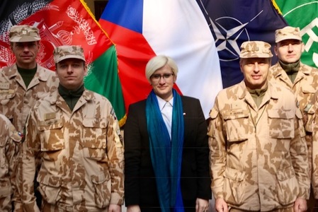 Ministryně obrany Karla Šlechtová na velitelství operace v Kábulu