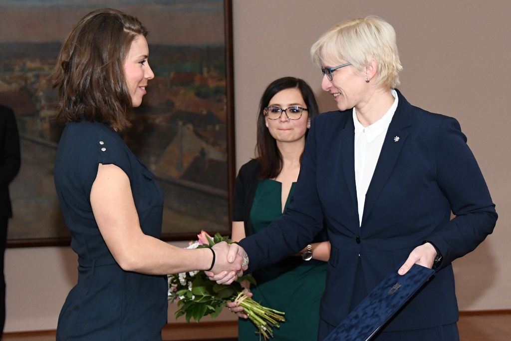 Ministryně obrany Karla Šlechtová předává děkovný list bronzové z ZOH 2018 Evě Samkové
