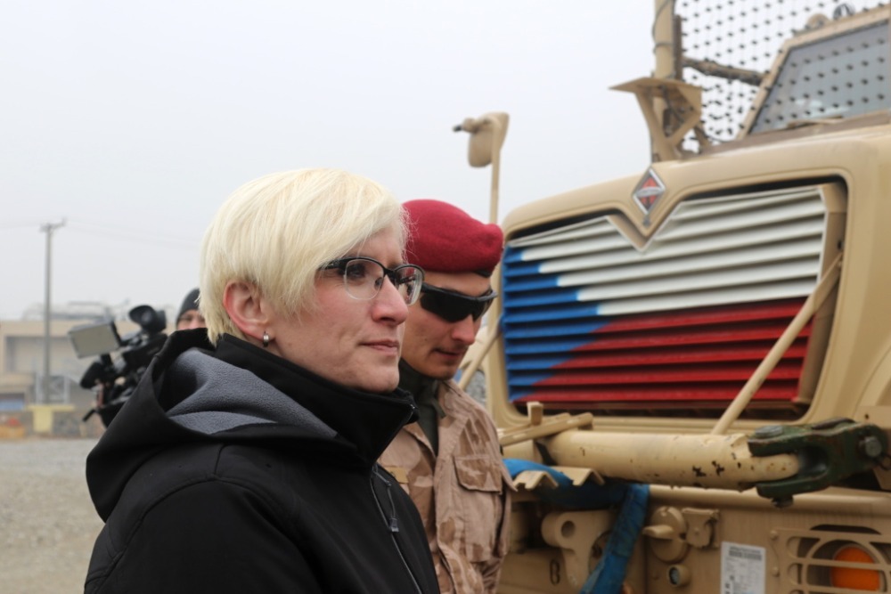 Ministryně obrany Karla Šlechtová se seznamuje s technikou českých vojáků  