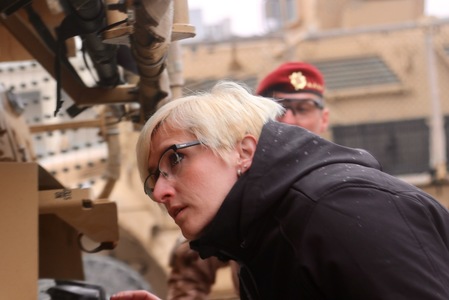 Ministryně obrany Karla Šlechtová se seznamuje s technikou českých vojáků  